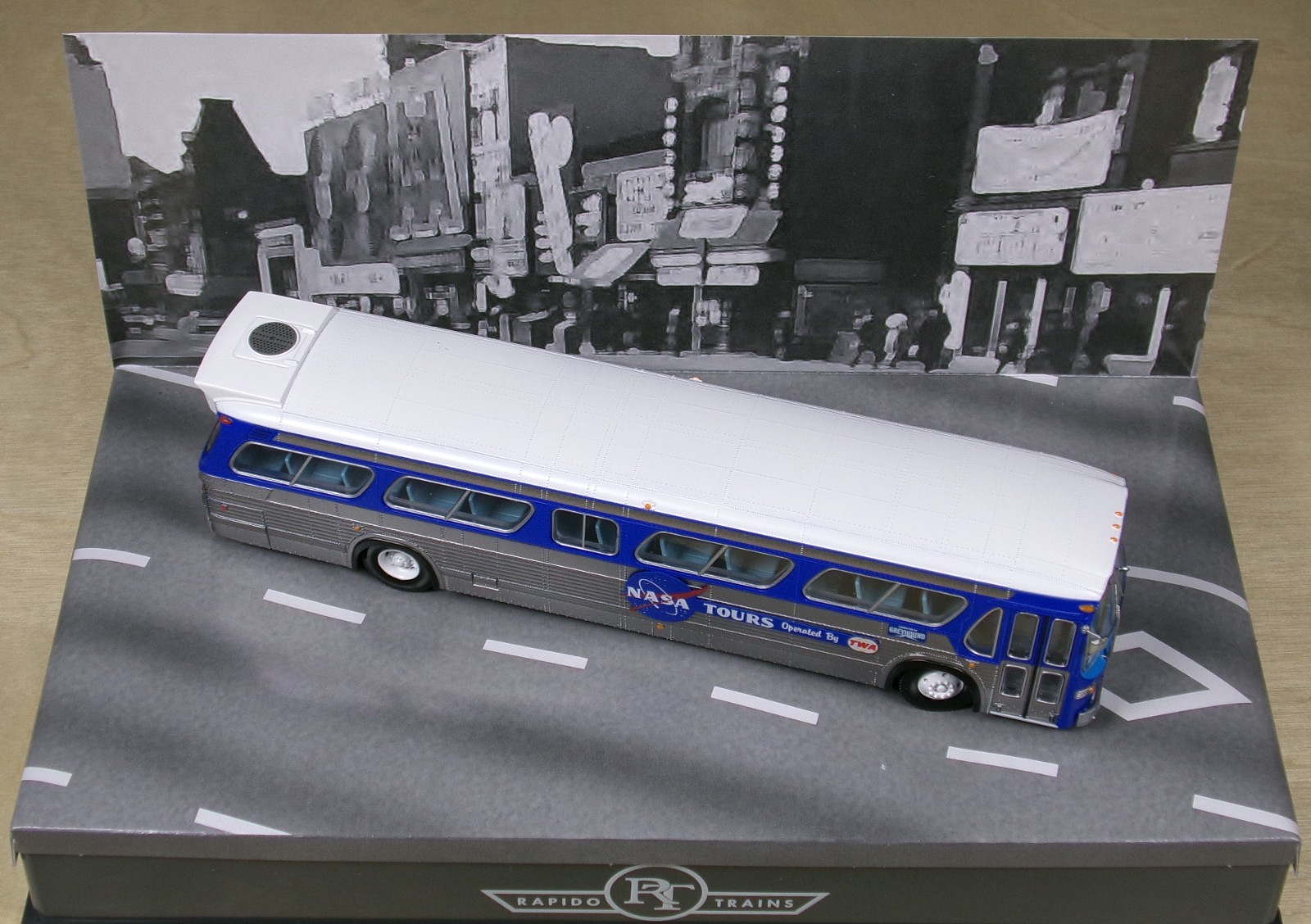 Rapido Trains Fishbowl Bus NASA Tours-TWA Deluxe 1/87HO Scale Lights up New Look