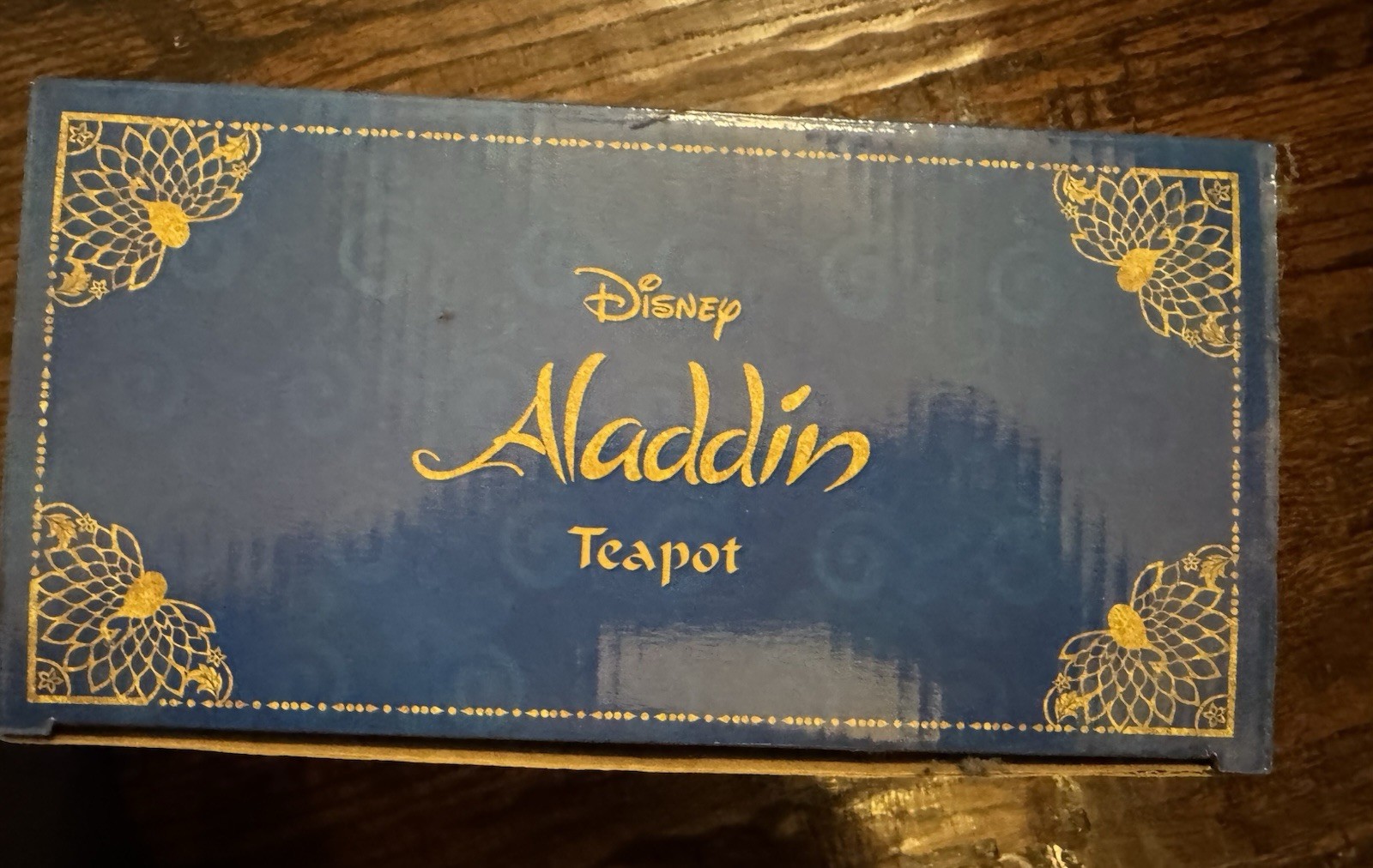 Disney Aladdin Collectible Set – Gold Teapot, Pin & Cards