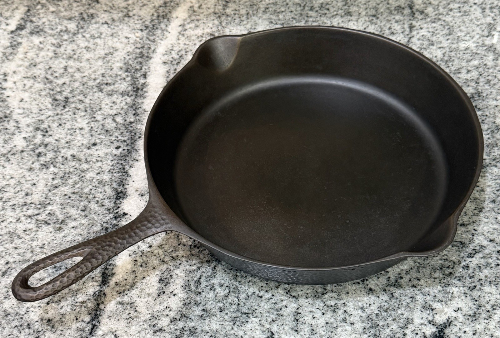 Lodge Hammered Skillet Cast Iron #8 Rare Single Notch Lodge Hammered Skillet Cast Iron #8 Rare Single Notch