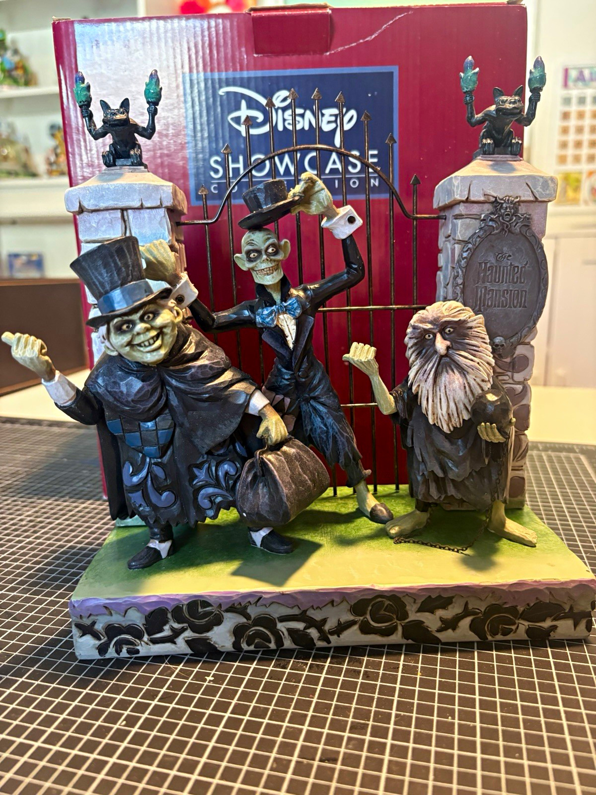 Jim Shore Disney  Collection Haunted Mansion Hitchhiking Ghosts Figurine 8