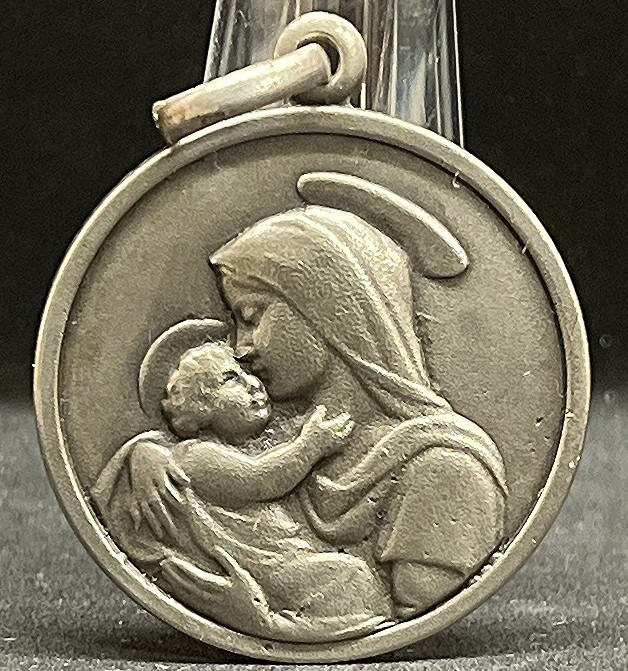 Argentina 1930´ antique Virgin Mary & Jesus Baby beautiful maternal scene medal