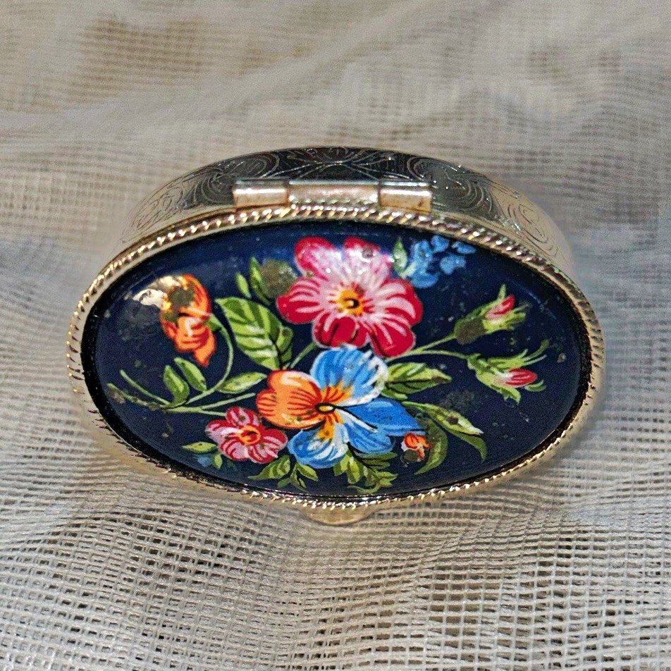 Vintage Oval Gold Tone Metal Floral Trinket Box w/ Hinged Decorative Lid Vintage Oval Gold Tone Metal Floral Trinket Box w/ Hinged Decorative Lid