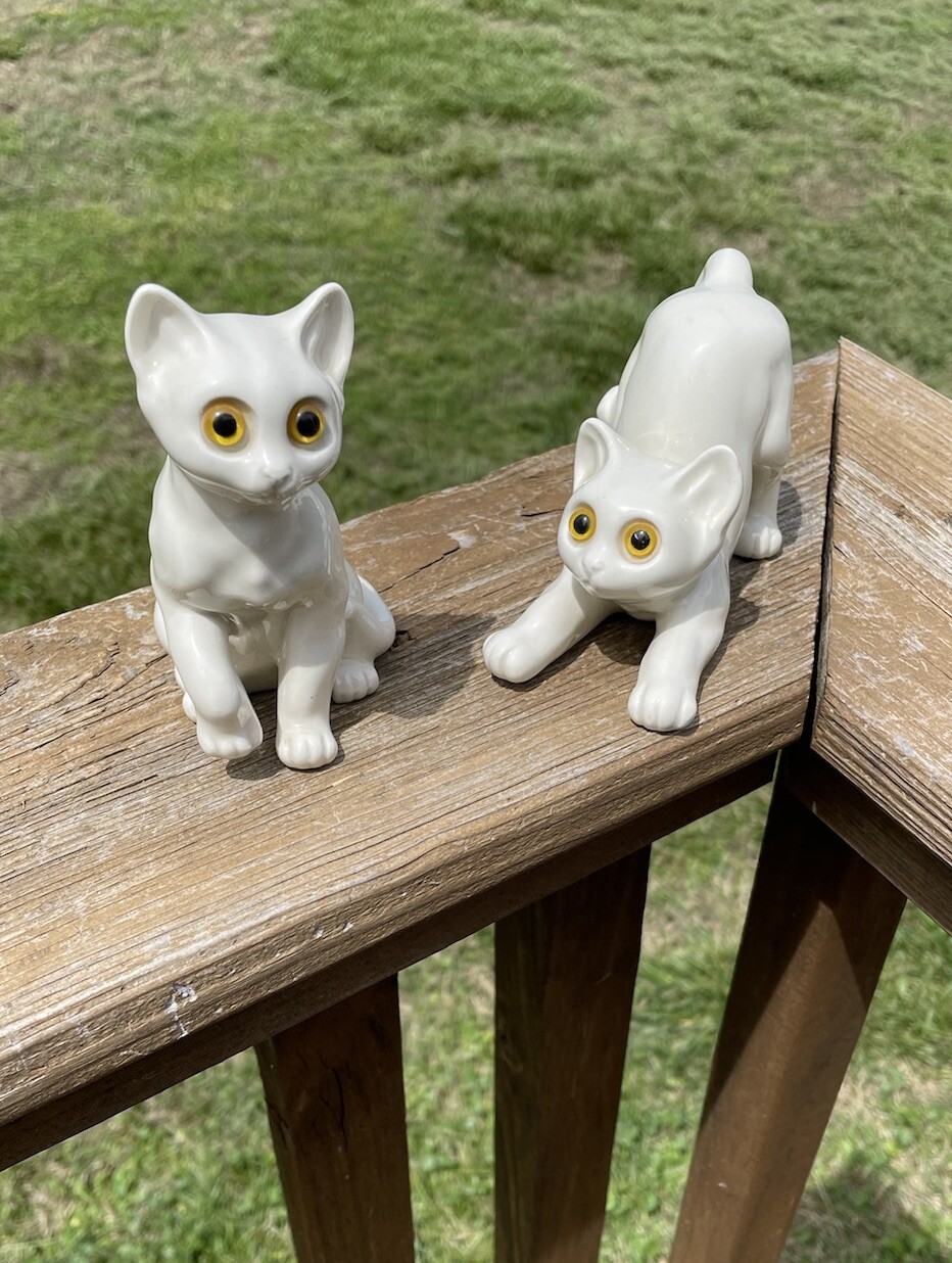 Set of Kitschy Quon-Quon Japanese Kittens Cats White Amber Eyes MCM XXXI Vintage