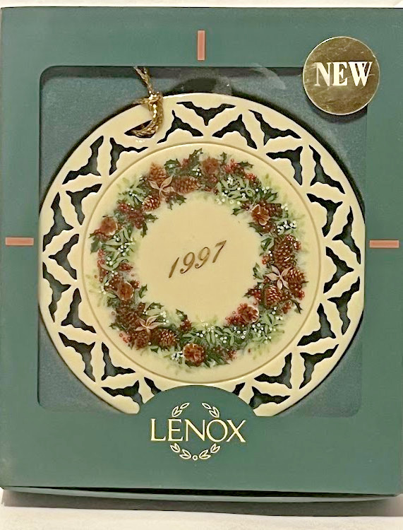 1997 LENOX COLONIAL WREATH ANNUAL PORCELAIN ORNAMENT NEW