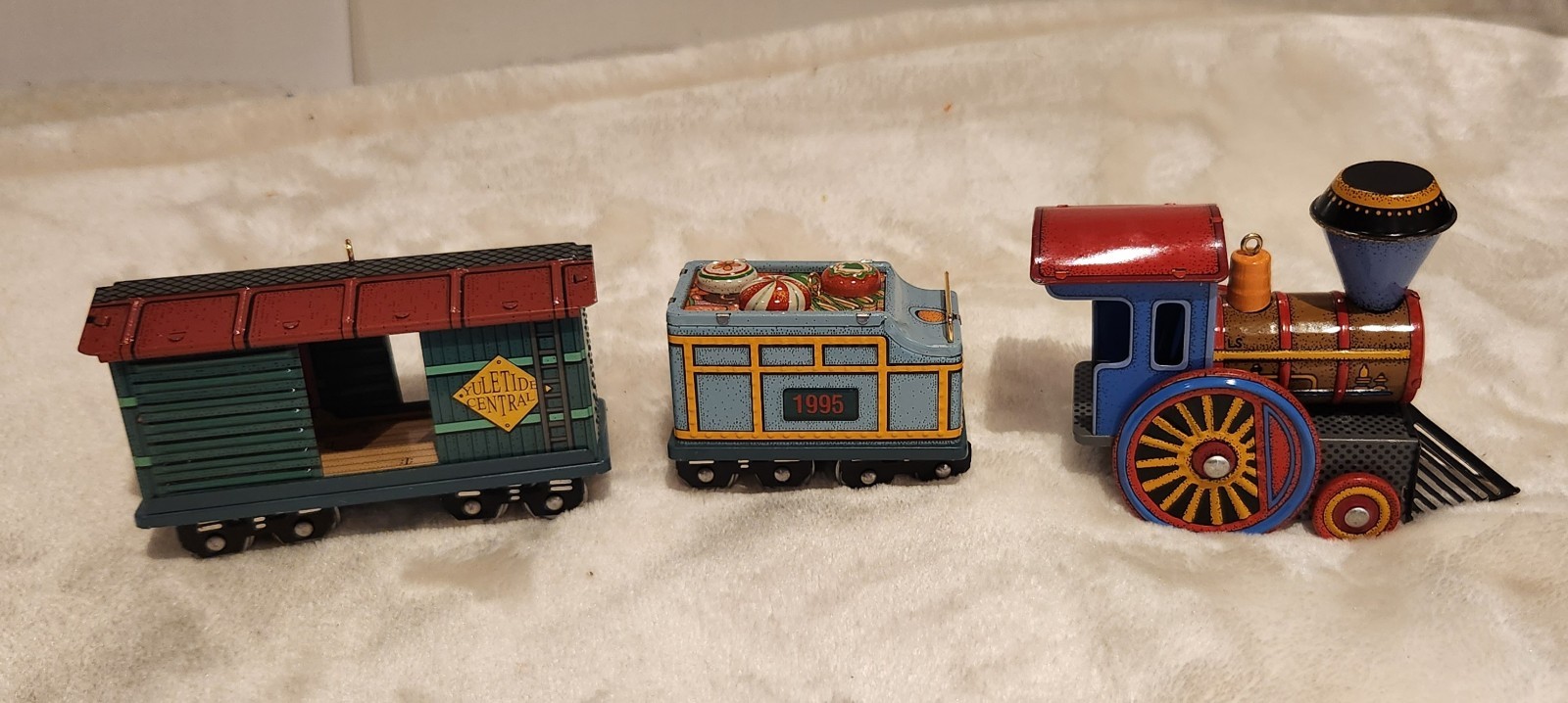 Vintage Hallmark Train Tin Engine And Two Cars Set Keepsake Ornament Christmas 