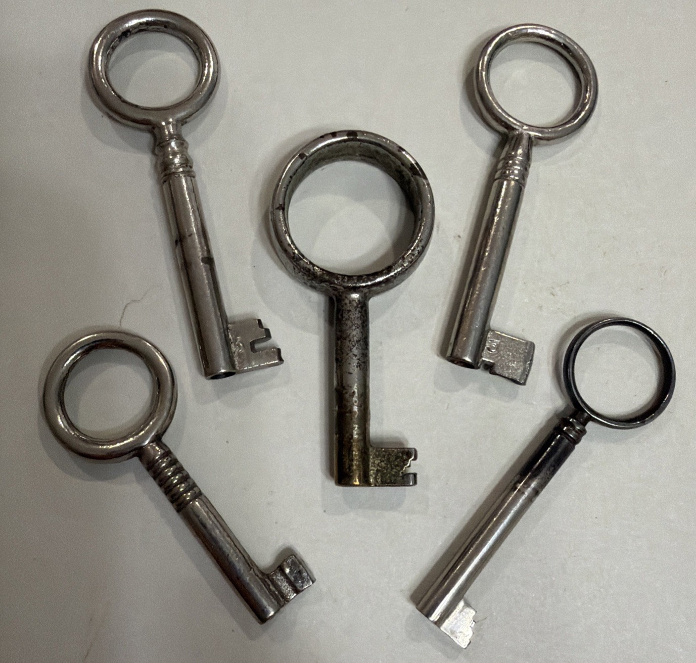5 Vintage Hollow Open Barrel Skeleton Keys Rusted Patina Steel Round Bow 5 Vintage Hollow Open Barrel Skeleton Keys Rusted Patina Steel Round Bow