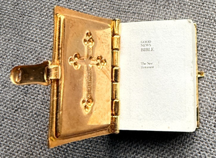 Vintage White Enamel Gold Holy Bible Miniature Actual Print Bible 1 3/8\ Vintage White Enamel Gold Holy Bible Miniature Actual Print Bible 1 3/8\