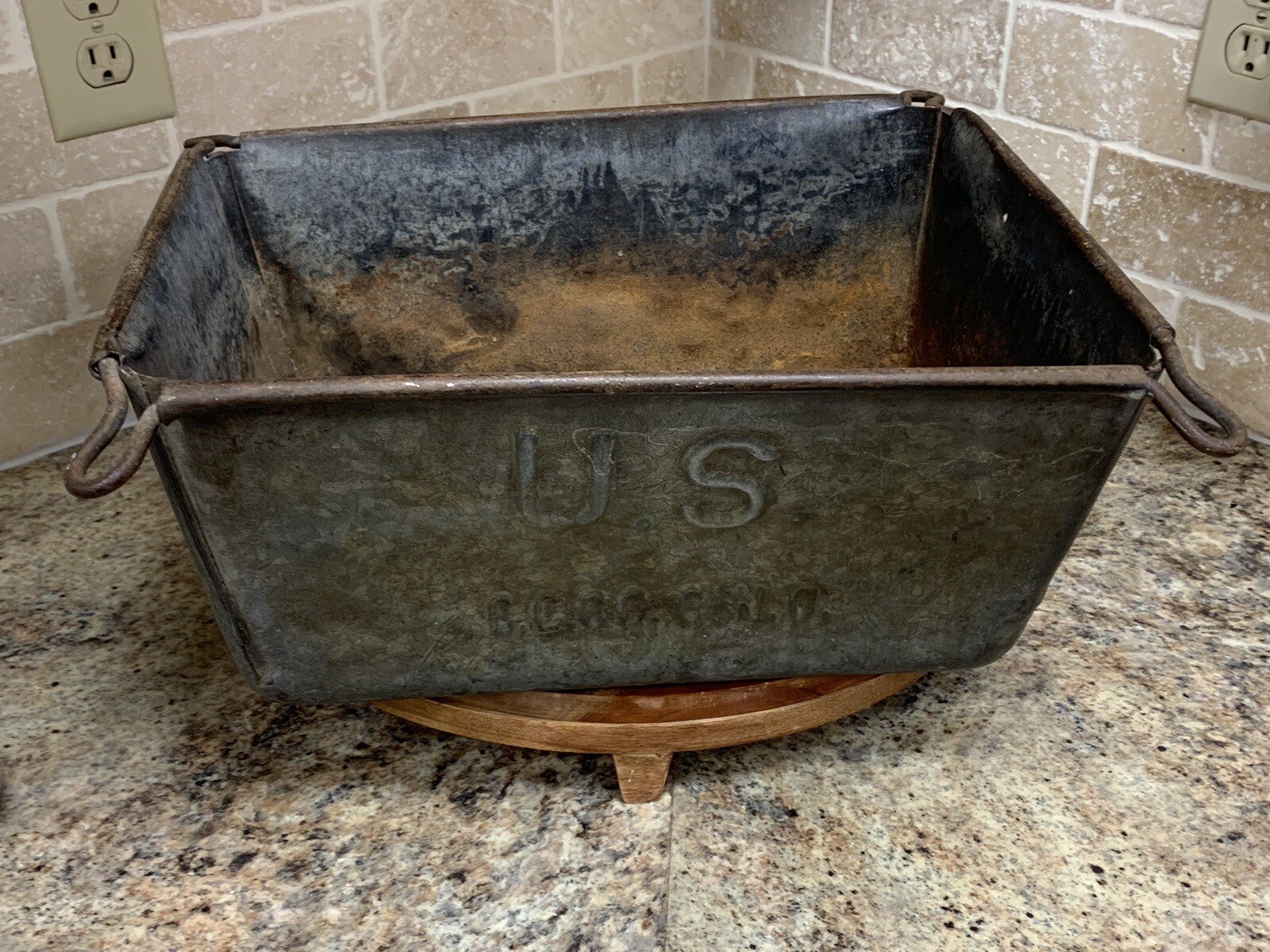 ANTIQUE RARE LARGE WW2 US C.C. CO. CIN. O CAMP FIELD GEAR METAL FEED PAN (17A) ANTIQUE RARE LARGE WW2 US C.C. CO. CIN. O CAMP FIELD GEAR METAL FEED PAN (17A)