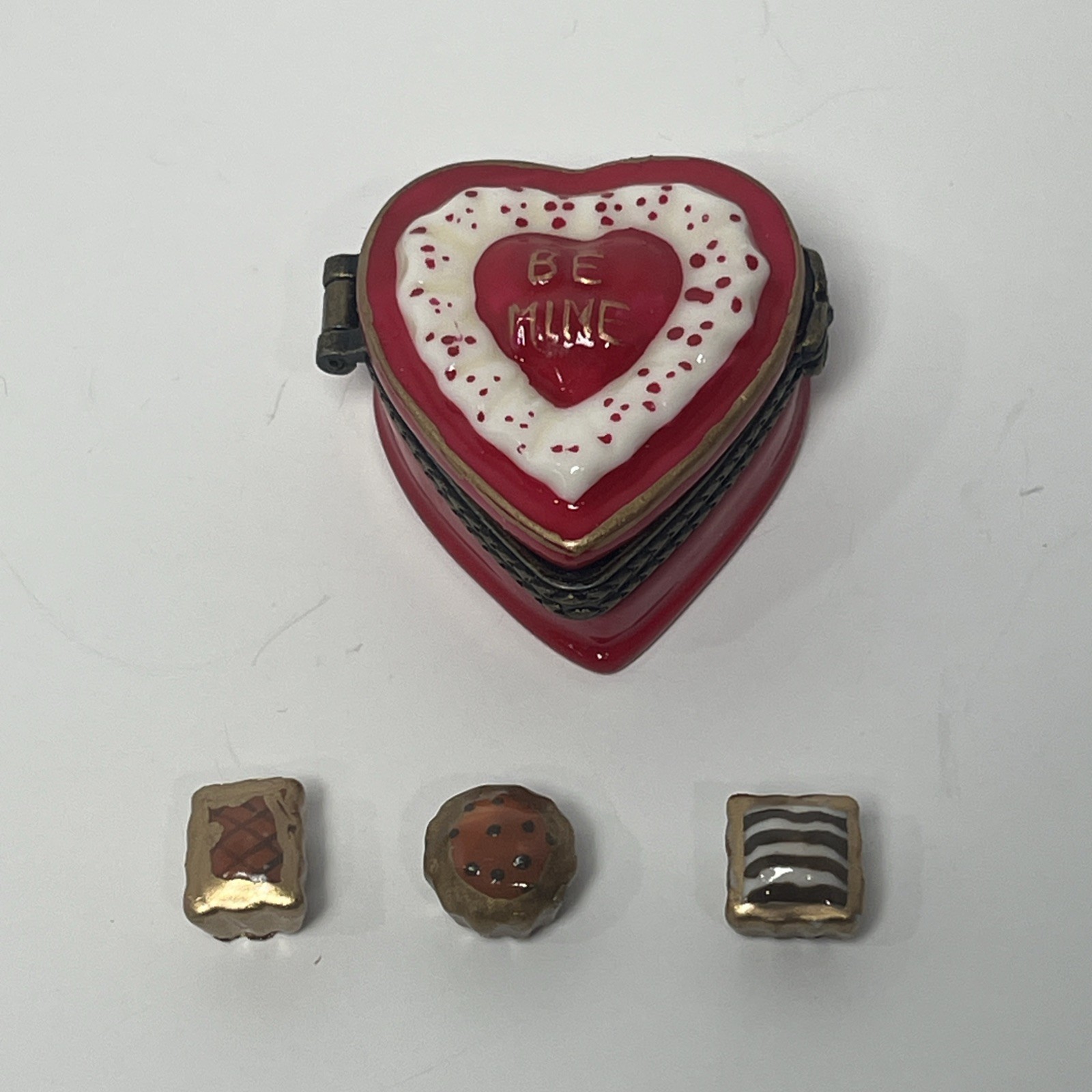 VTG Valentine’s Chocolate Box Be Mine Porcelain Hinged Trinket Box w 3 Trinkets VTG Valentine’s Chocolate Box Be Mine Porcelain Hinged Trinket Box w 3 Trinkets