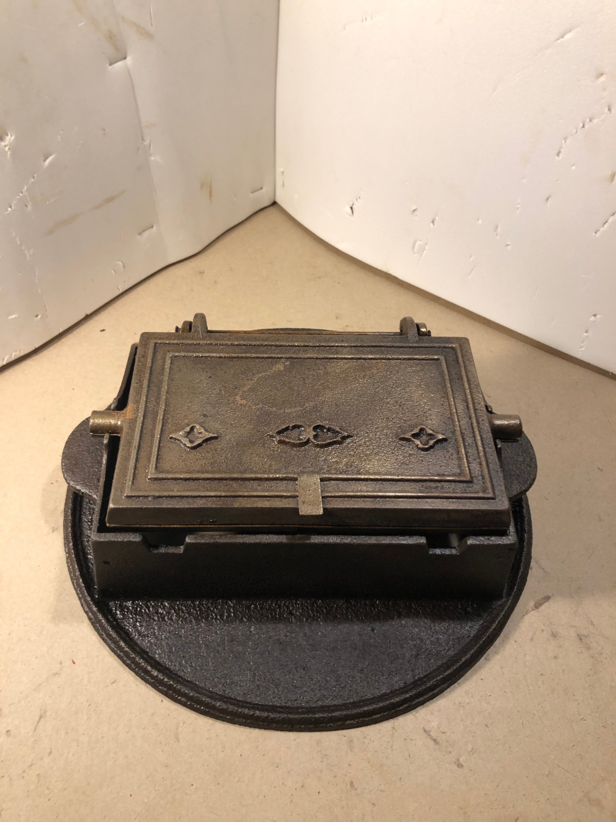 vintage cast iron waffle maker #2 rectangle w/ base, original fully restored