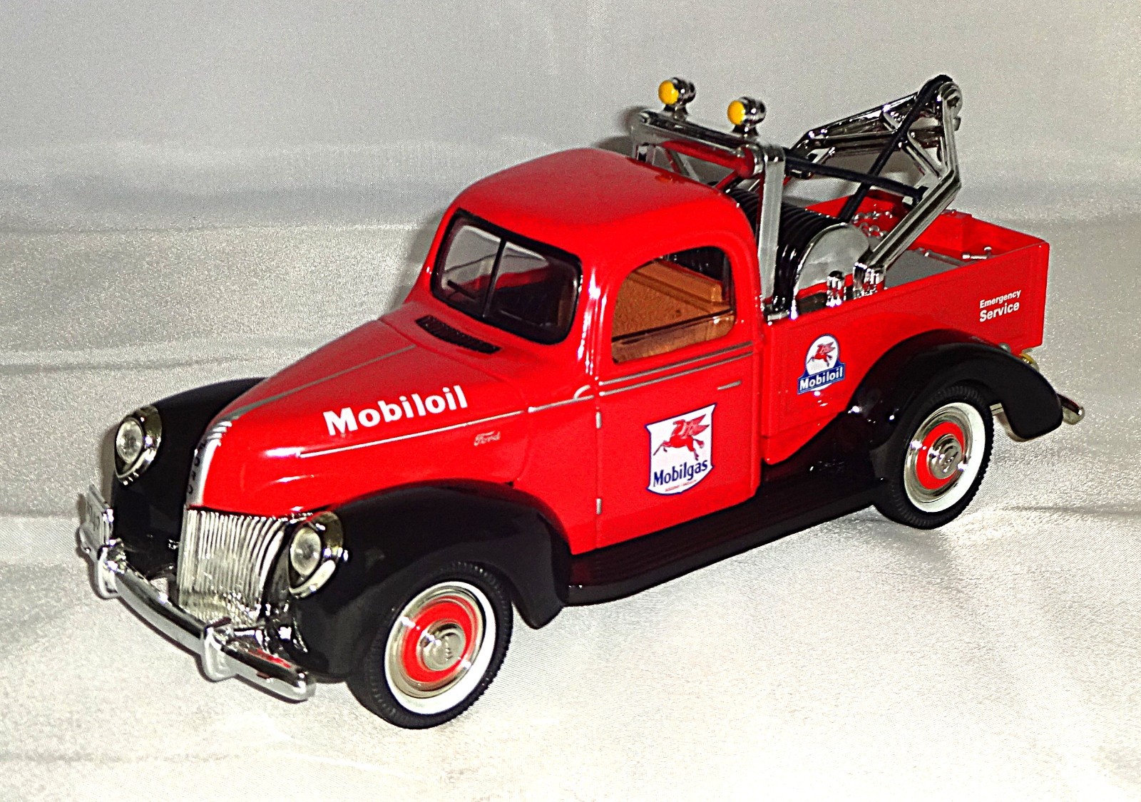 Golden Wheel 1/18 Scale 1940 Ford Tow Truck Bank Mobiloil Mobilgas 2001 Mobil LE