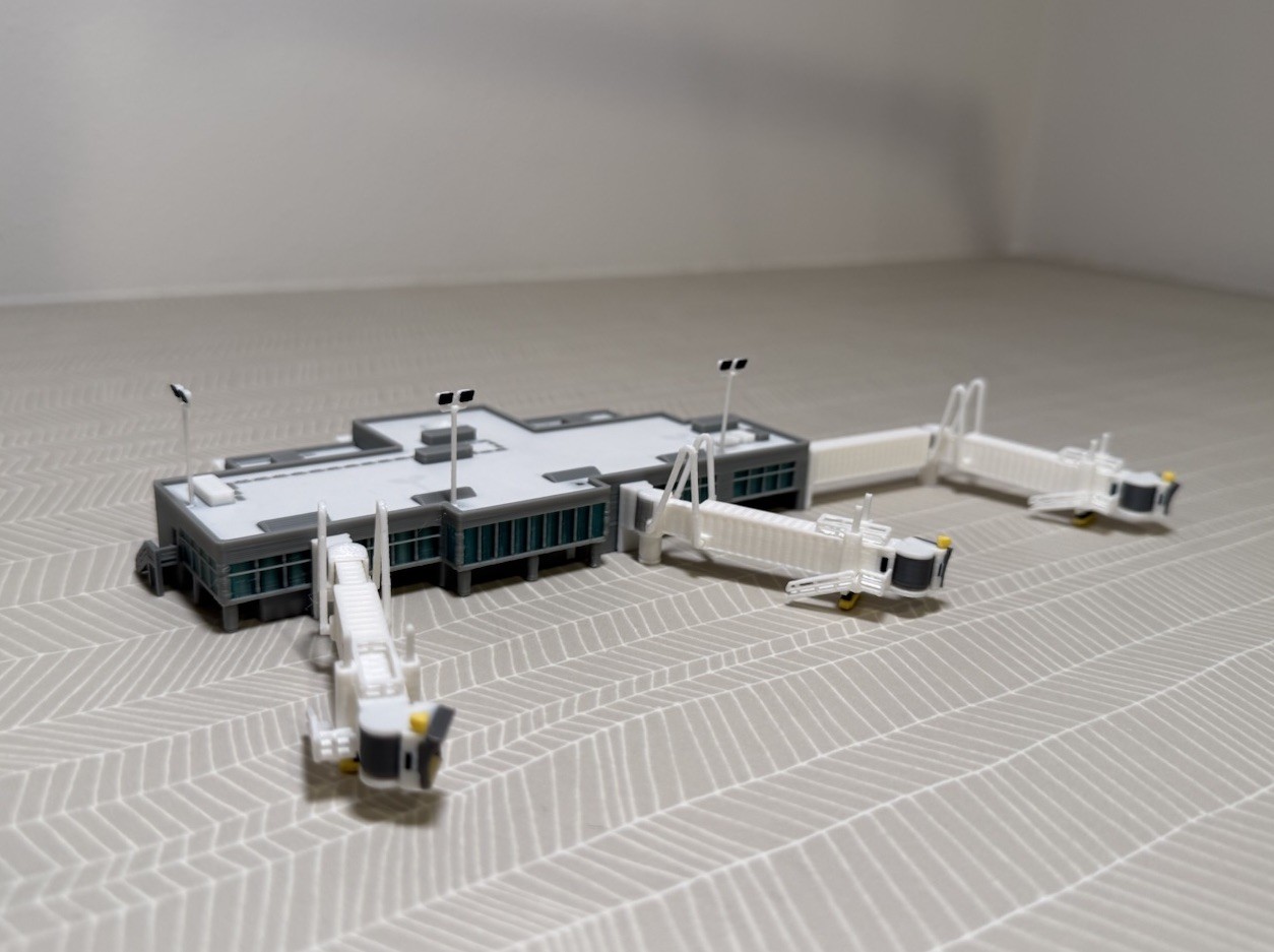 1:400 Regional Model Airport Terminal w Functional Jetbridges (3) 1:400 Regional Model Airport Terminal w Functional Jetbridges (3)