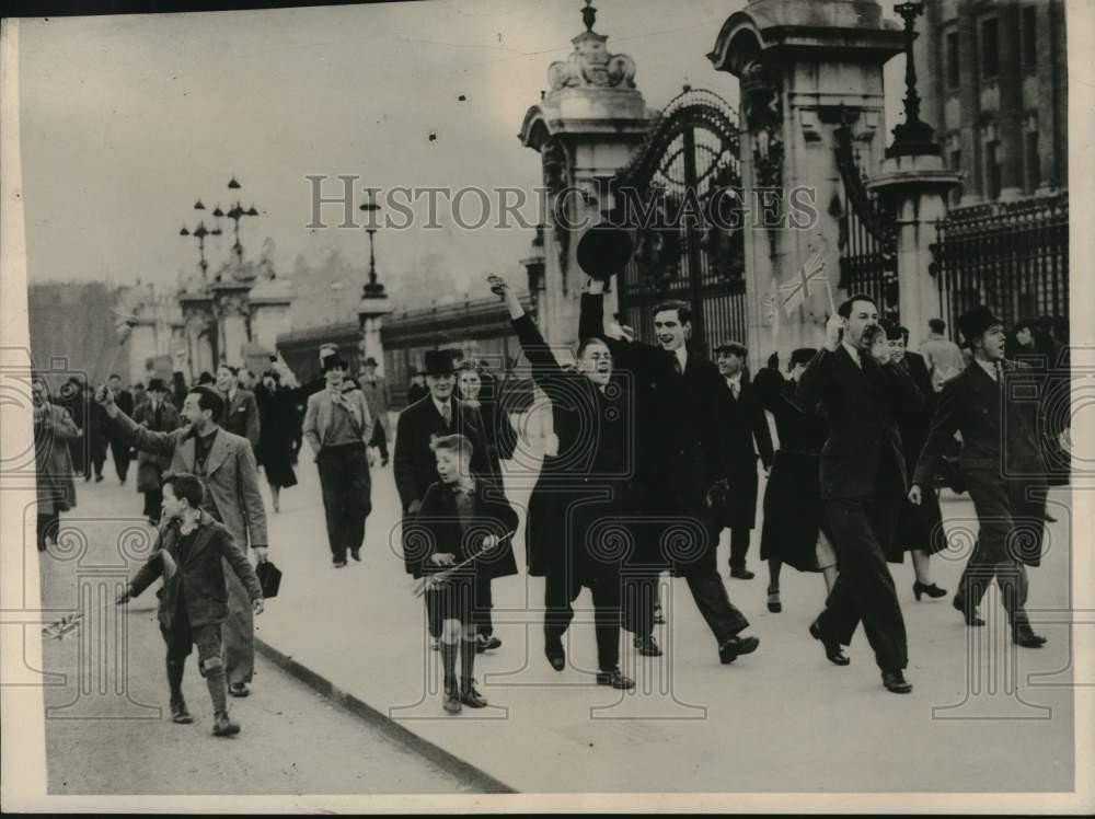 1936 Press Photo Men parade in front of Buckingham Palace in London - lrx66771 1936 Press Photo Men parade in front of Buckingham Palace in London - lrx66771