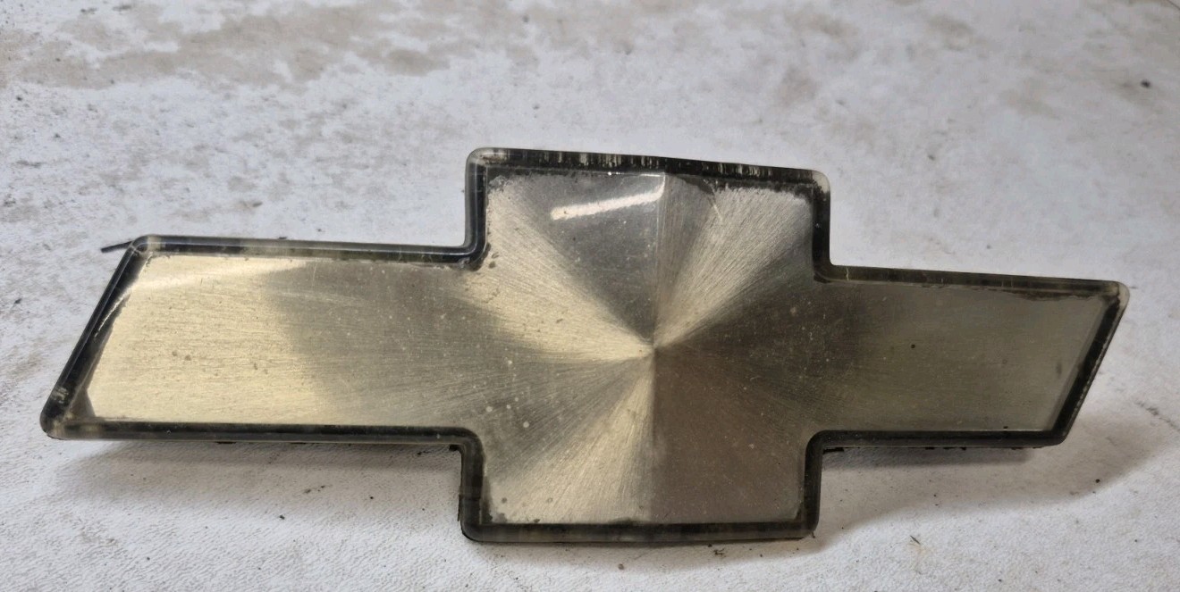 Chevrolet Front Grille Bowtie Emblem Gold 88-93 Chevrolet 1500 2500 15530936