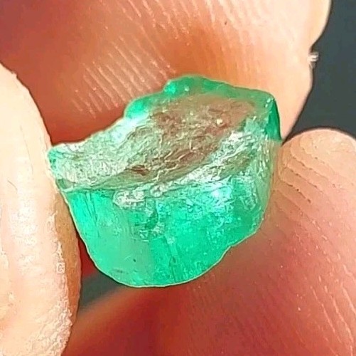 GLOWING EMERALD DOUBLE TERMINATED FROM MUZO MINE, COLOMBIA GLOWING EMERALD DOUBLE TERMINATED FROM MUZO MINE, COLOMBIA
