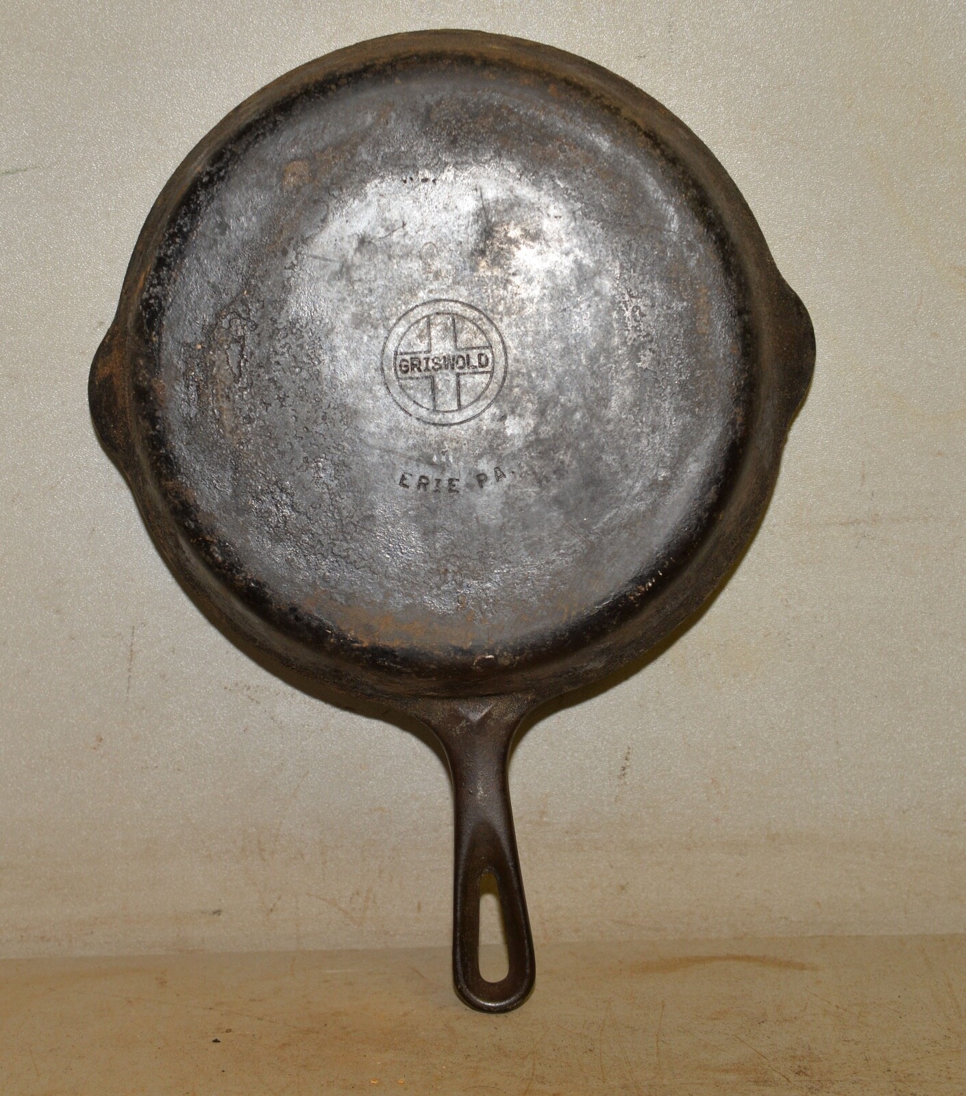 Griswold No 8 cast iron pan skillet small logo collectible cooking kitchen tool