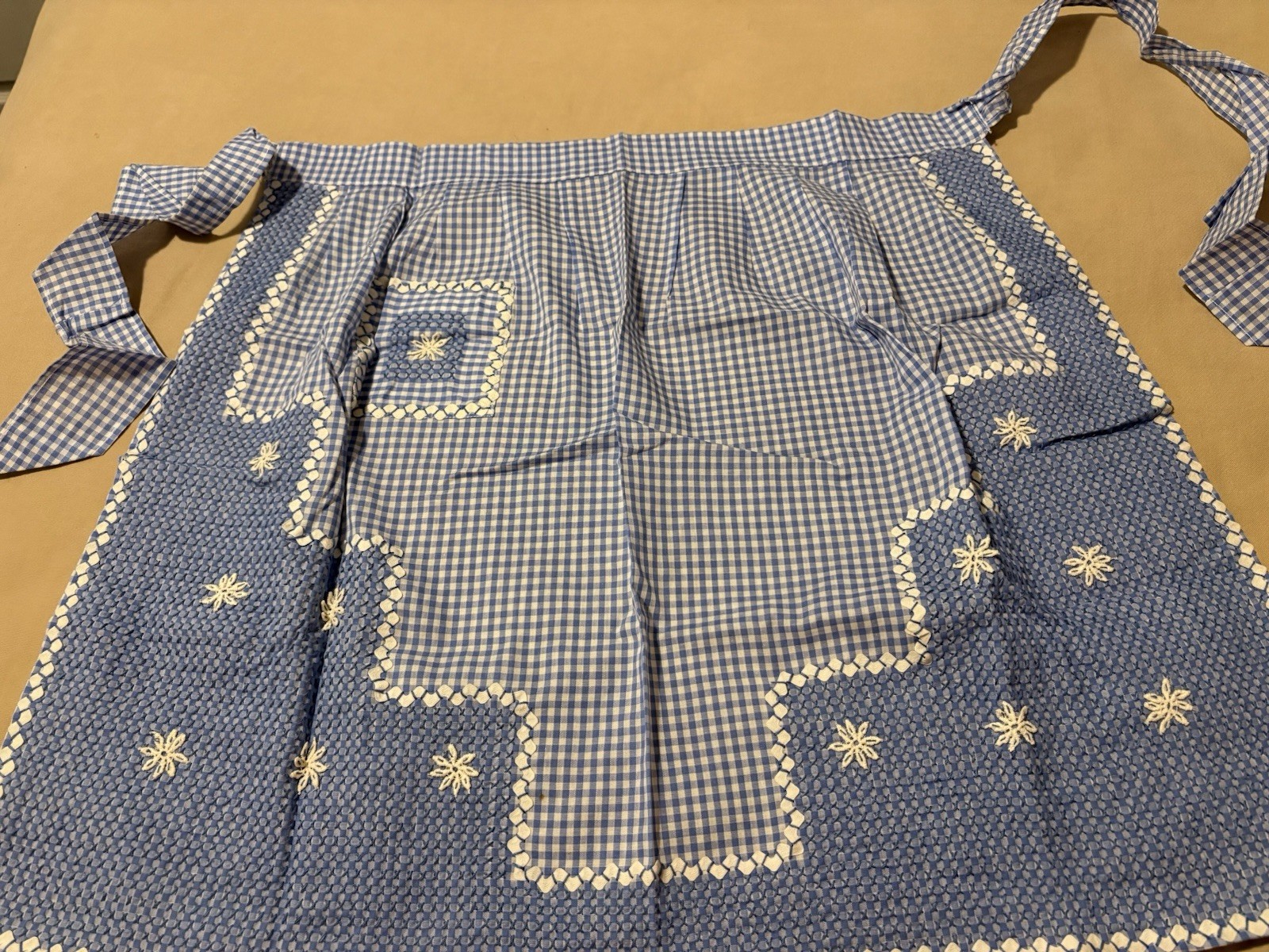 Vtg 50s Gingham Half Apron Blue White Daisy Chicken Scratch Embroidery NOS 
