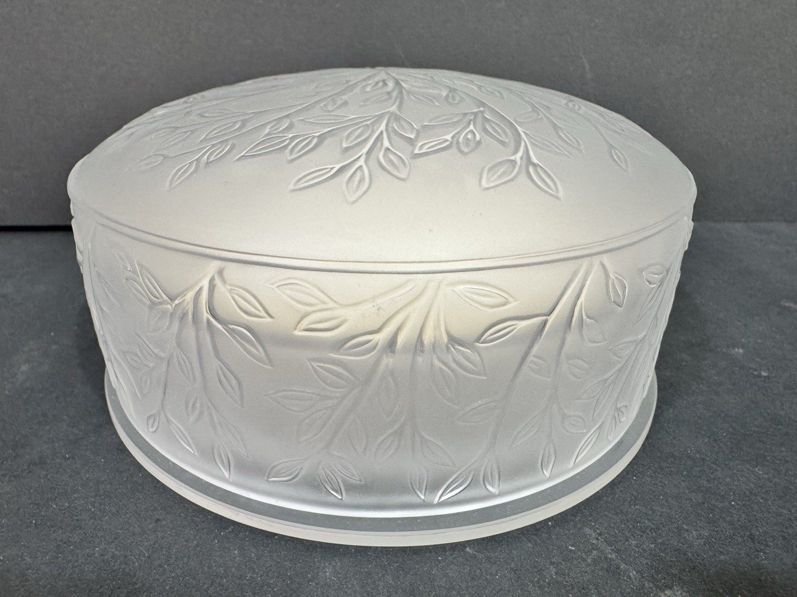 Lalique Crystal Chevrefeuille Powder Dresser Box Numbered Edition MINT