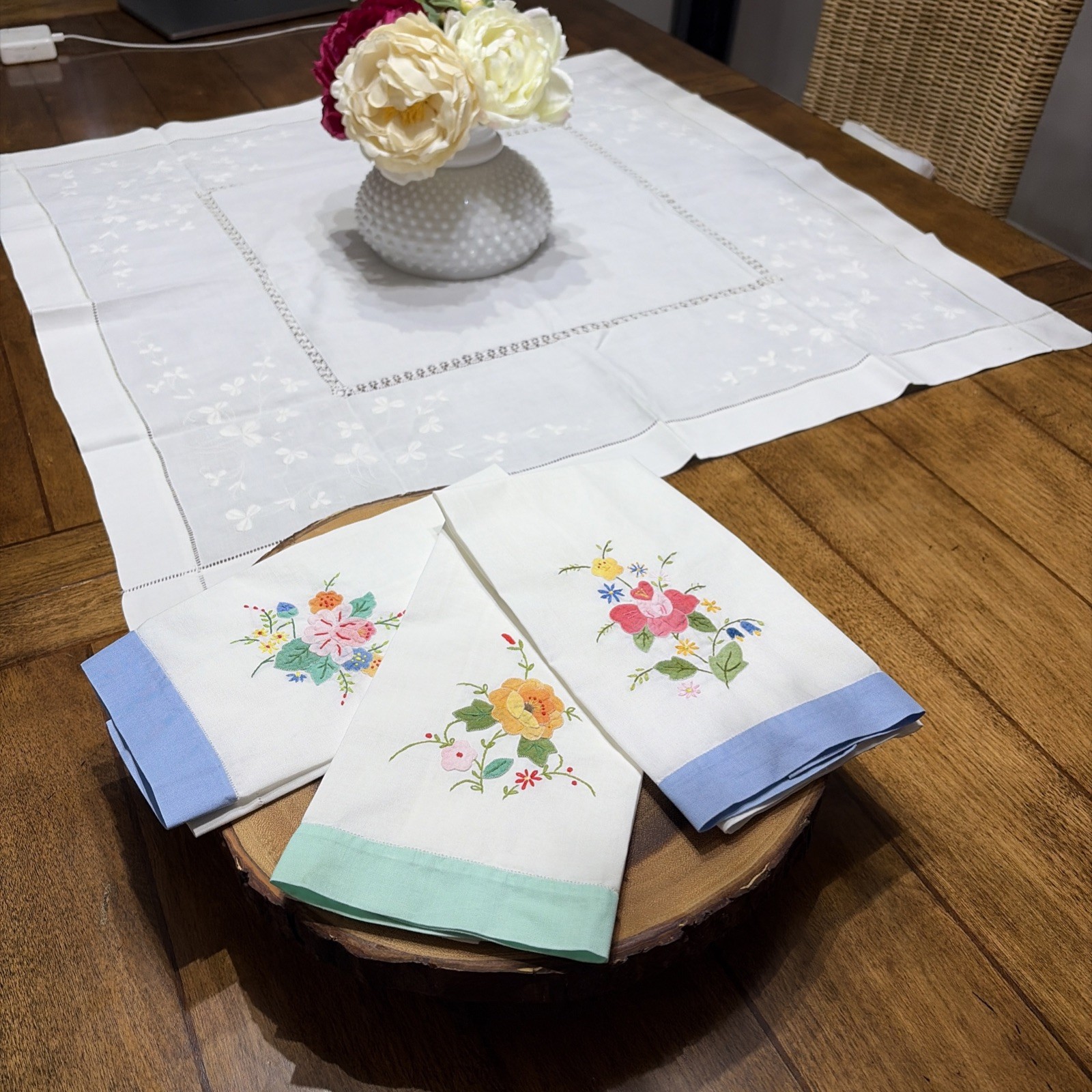Vtg, Hand embroidered and appliqué Tea, Guest, Kitchen Towels Set Of 3 Vtg, Hand embroidered and appliqué Tea, Guest, Kitchen Towels Set Of 3