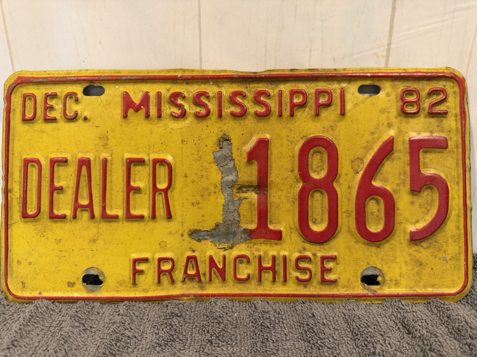 1982 MISSISSIPPI  DEALER 1865 Franchise Vintage Metal Car Truck License Plate