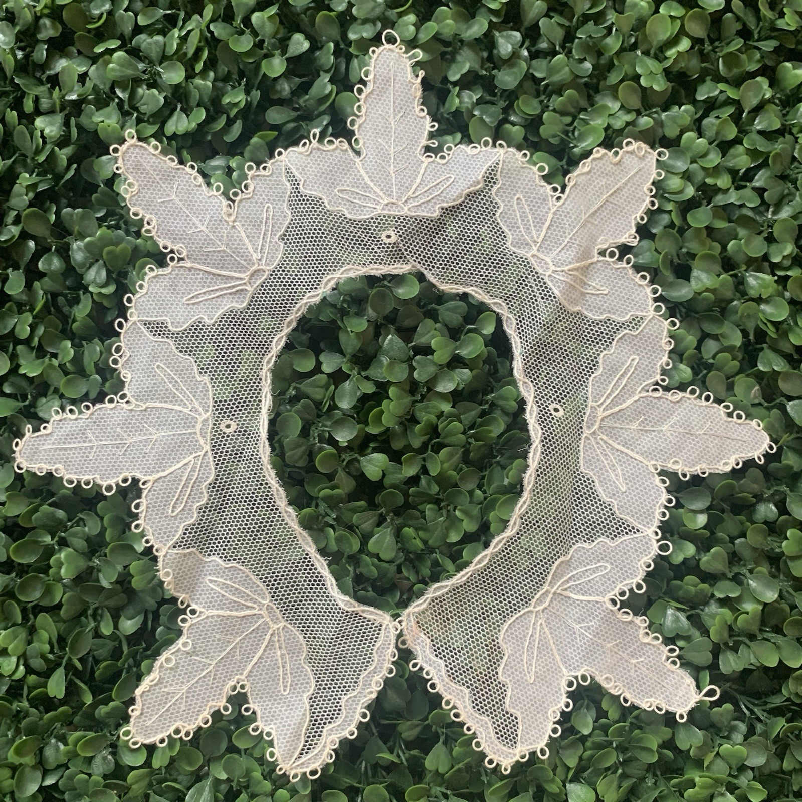 Vintage White Net Lace Autumn Fall Leaves Pattern Collar Vintage White Net Lace Autumn Fall Leaves Pattern Collar