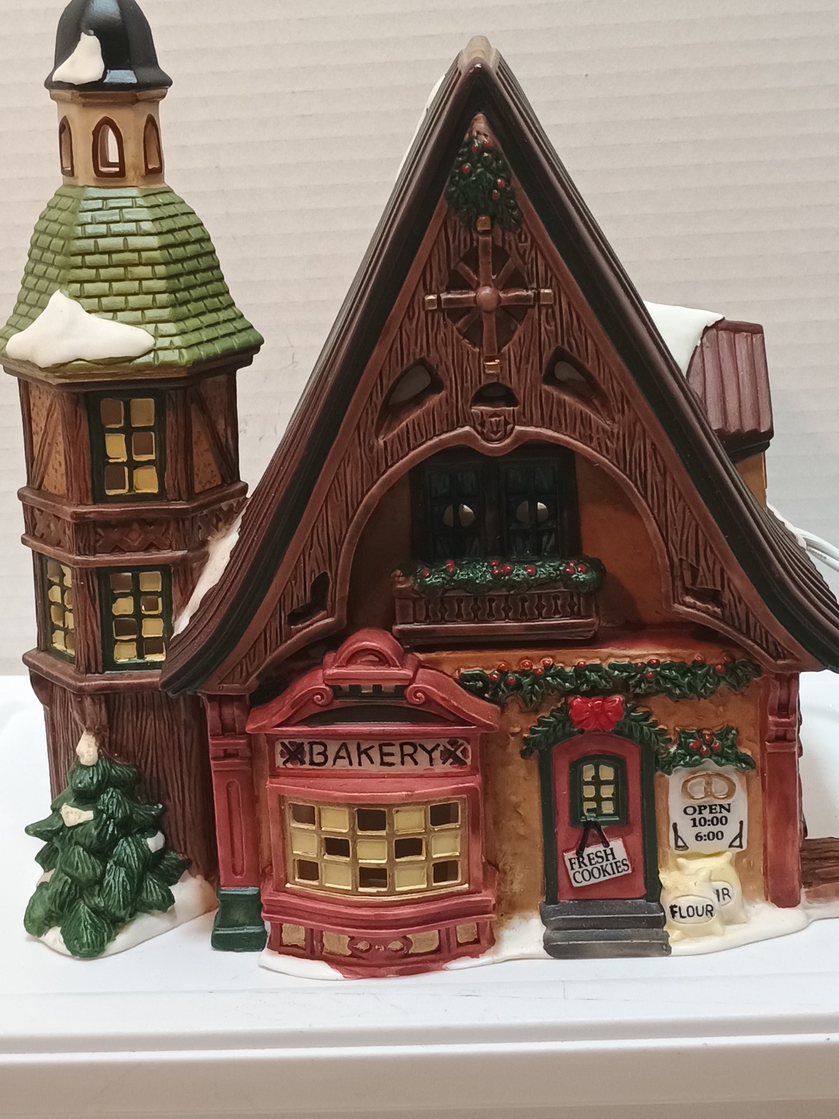 Vintage Heartland Valley Village Christmas Bakery House Light Up Porceain House
