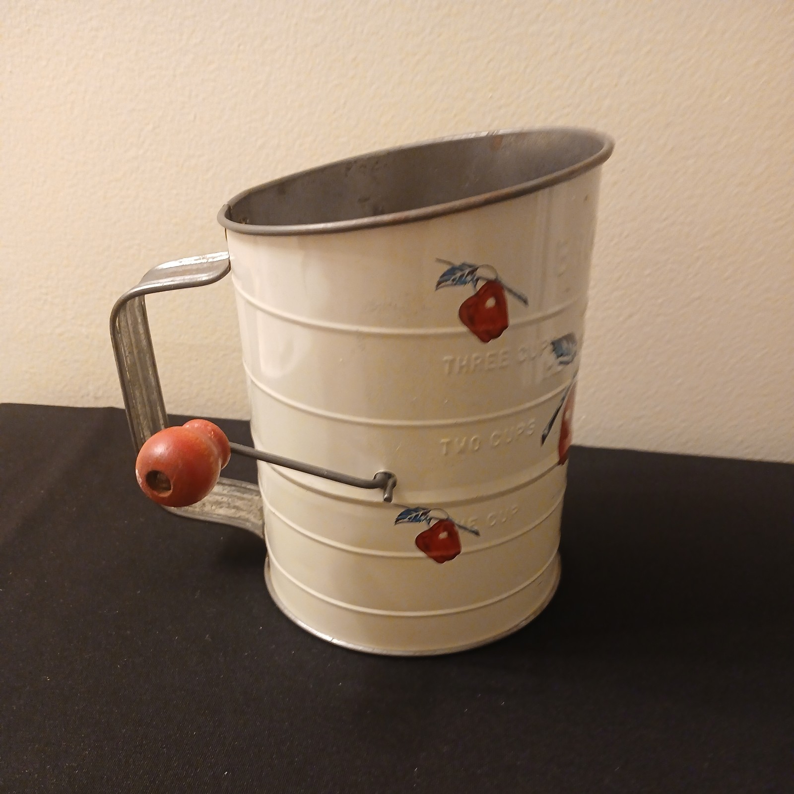 Vintage Bromwell’s APPLE Measuring 3-Cup Flour Sifter Off White With Apples