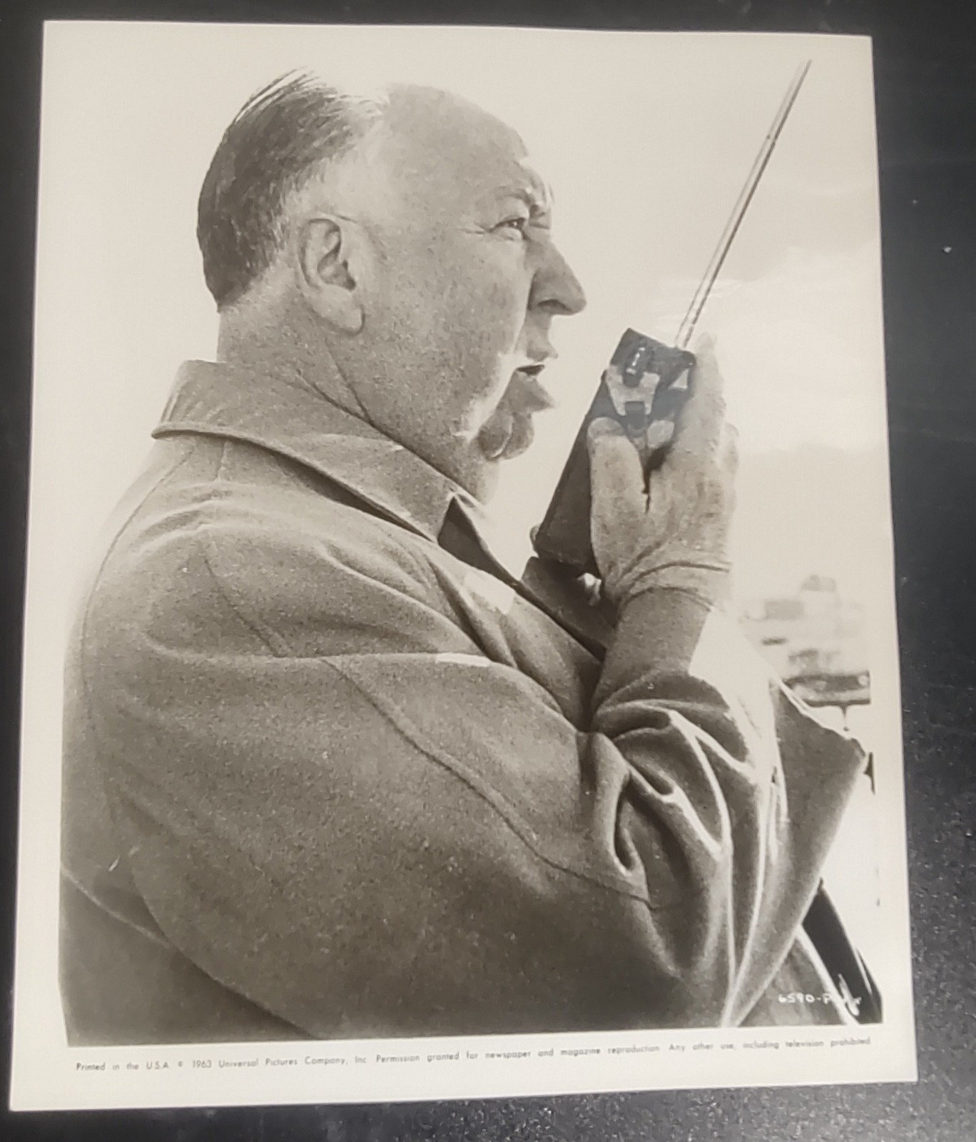 Alfred Hitchcock on the set of The Birds Press Photo 1963.