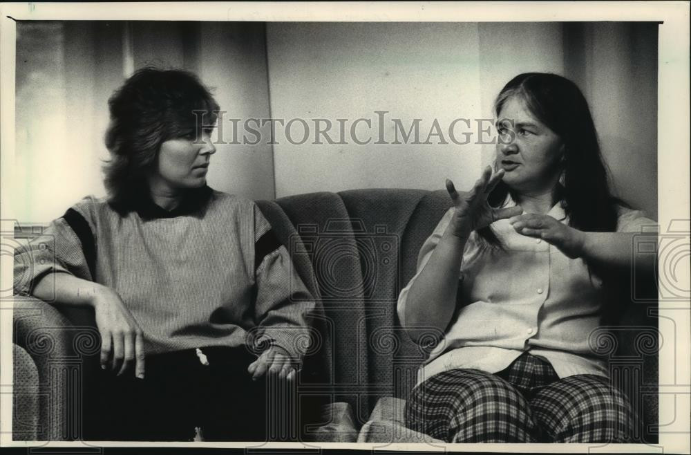 1988 Press Photo Judy Hagen communicating to Loretta Johnston at Stowell House