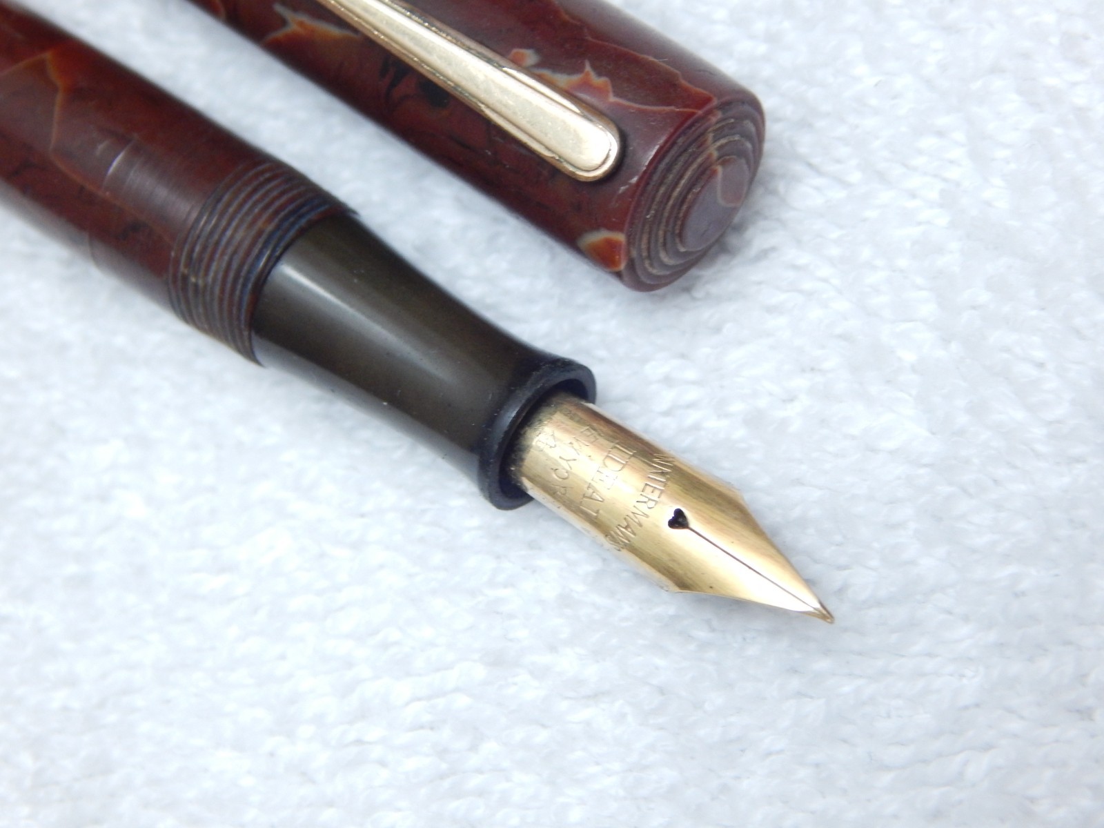 LOT# 108C. VINTAGE WATERMAN \'S #94 MAHOGANY FOUNTAIN PEN. FLEX NIB, F TO BB+