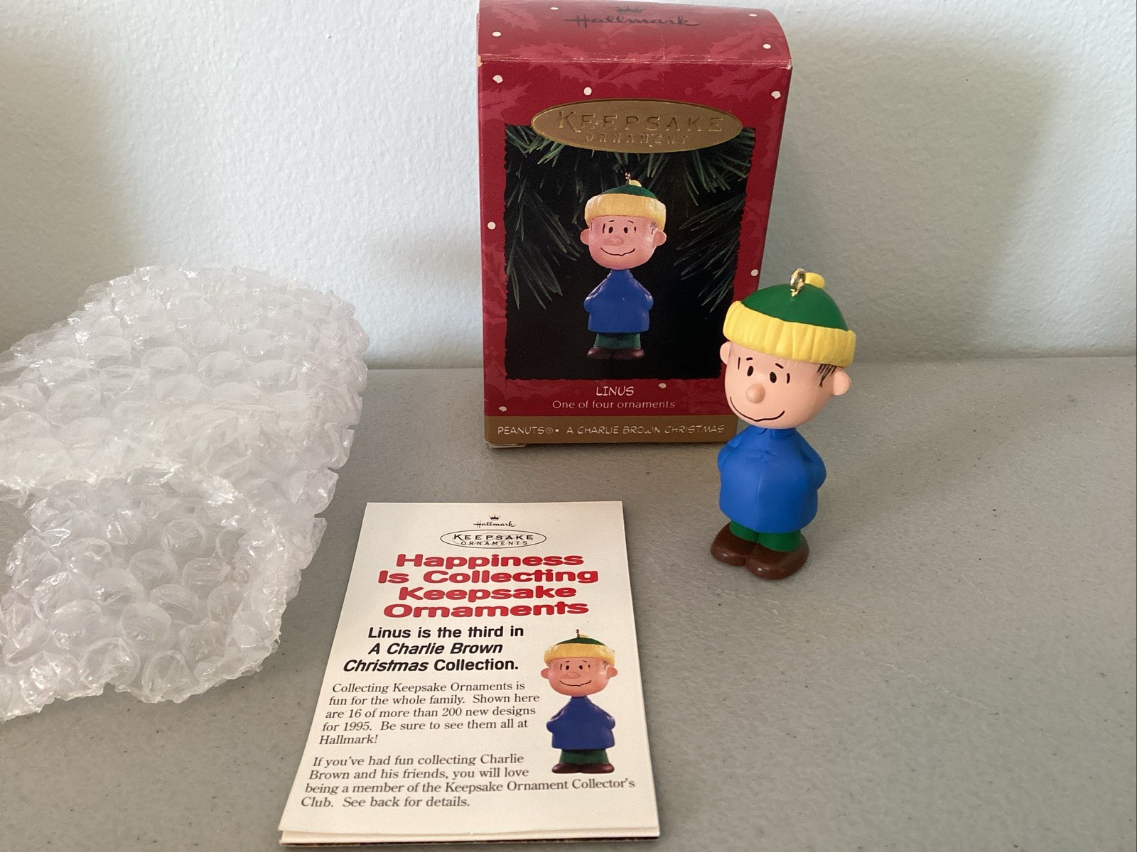 HALLMARK KEEPSAKE ORNAMENTS PEANUTS A CHARLIE BROWN CHRISTMAS LINUS 1995 W/BOX