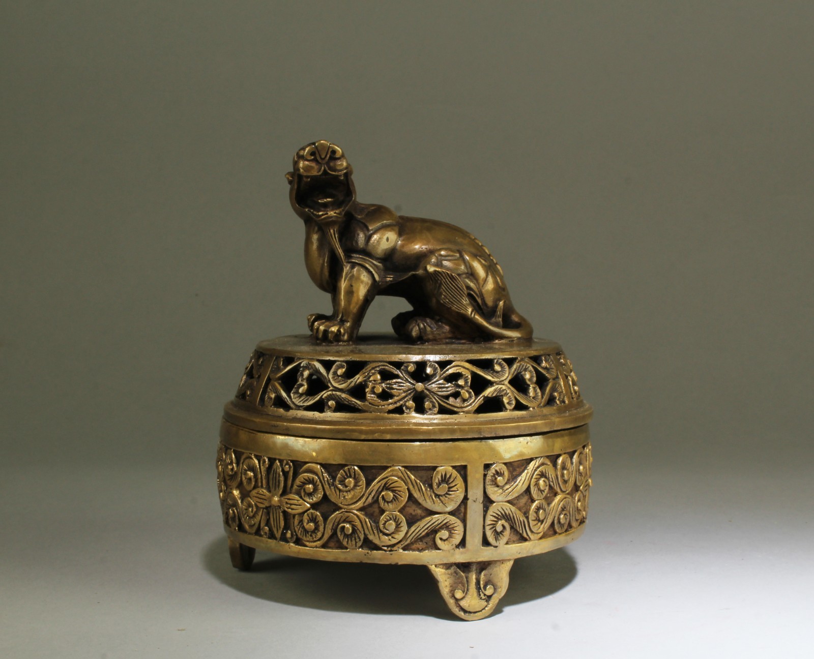 A Bronze Censer with lid. 'XuanDe' mark A Bronze Censer with lid. 'XuanDe' mark