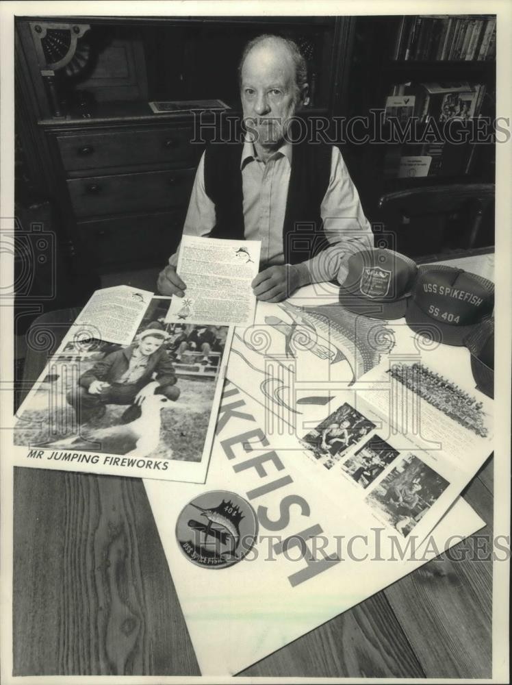 1987 Press Photo Jim Greenwith, with items from the Spikefish, Wisconsin. 1987 Press Photo Jim Greenwith, with items from the Spikefish, Wisconsin.