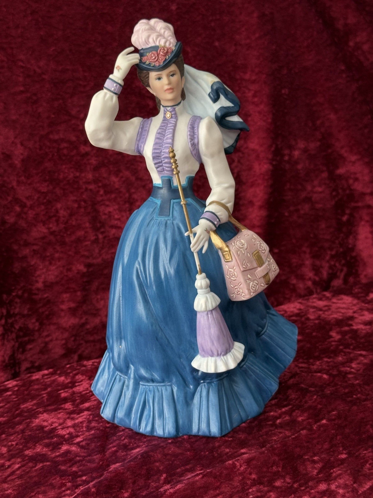 VTG. 1996 Avon President's Club Beautiful Mrs. P.F.E. Albee Award figurine.