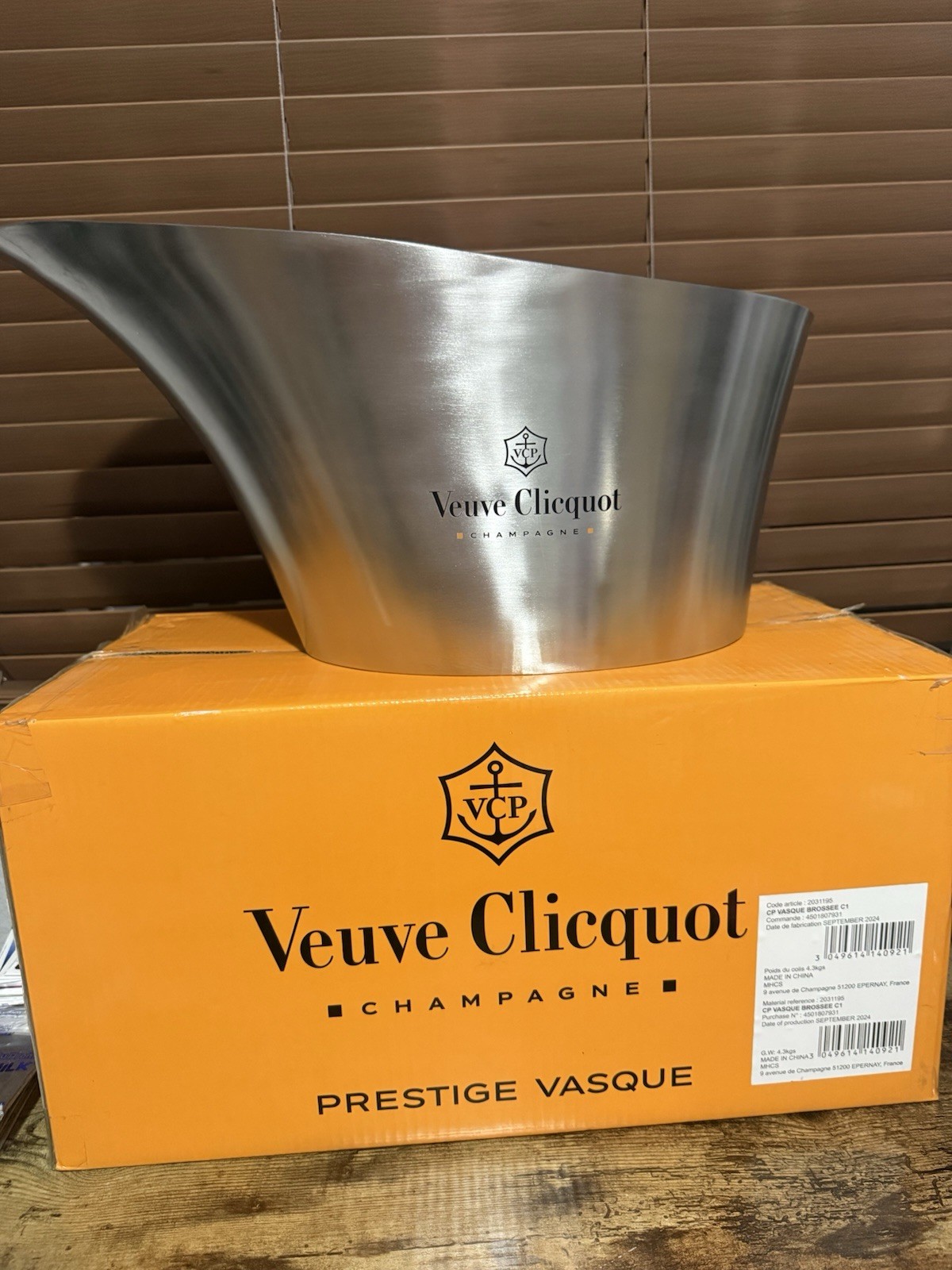 VEUVE CLICQUOT Prestige Brushed Steel Vasque BRAND NEW IN BOX - 4 Available VEUVE CLICQUOT Prestige Brushed Steel Vasque BRAND NEW IN BOX - 4 Available