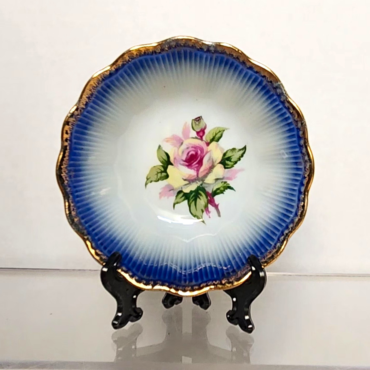 Japanese Cobalt Blue and Pink Floral Bowl with Gilded Crimped Rim Decorative 5\ Japanese Cobalt Blue and Pink Floral Bowl with Gilded Crimped Rim Decorative 5\