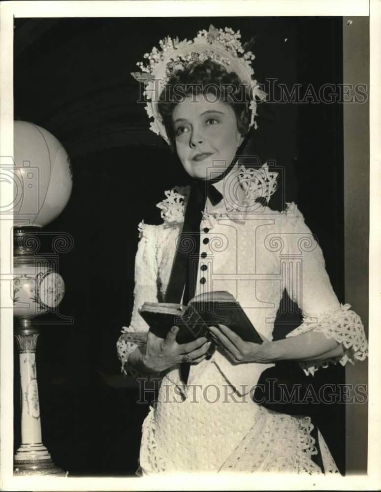 1941 Press Photo Lillian Gish in Chicago Company play 1941 Press Photo Lillian Gish in Chicago Company play