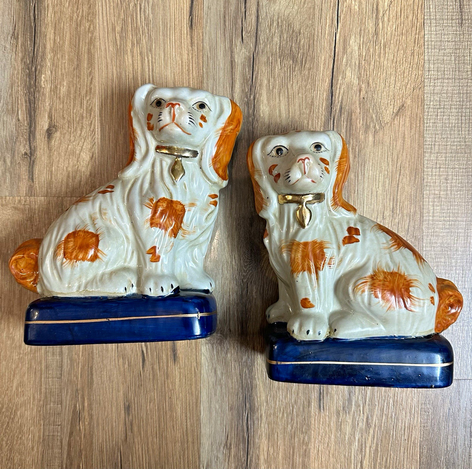 Pair Cavalier King Charles Spaniel Seated Ceramic Dog Figurines Staffordshire Pair Cavalier King Charles Spaniel Seated Ceramic Dog Figurines Staffordshire