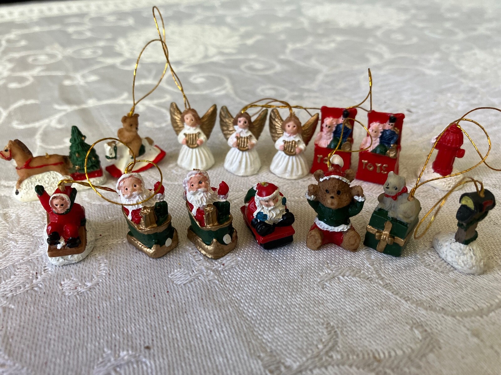 LOT OF 15 MINIATURES CHRISTMAS ORNAMENTS, GREAT SELECTION. LOT OF 15 MINIATURES CHRISTMAS ORNAMENTS, GREAT SELECTION.