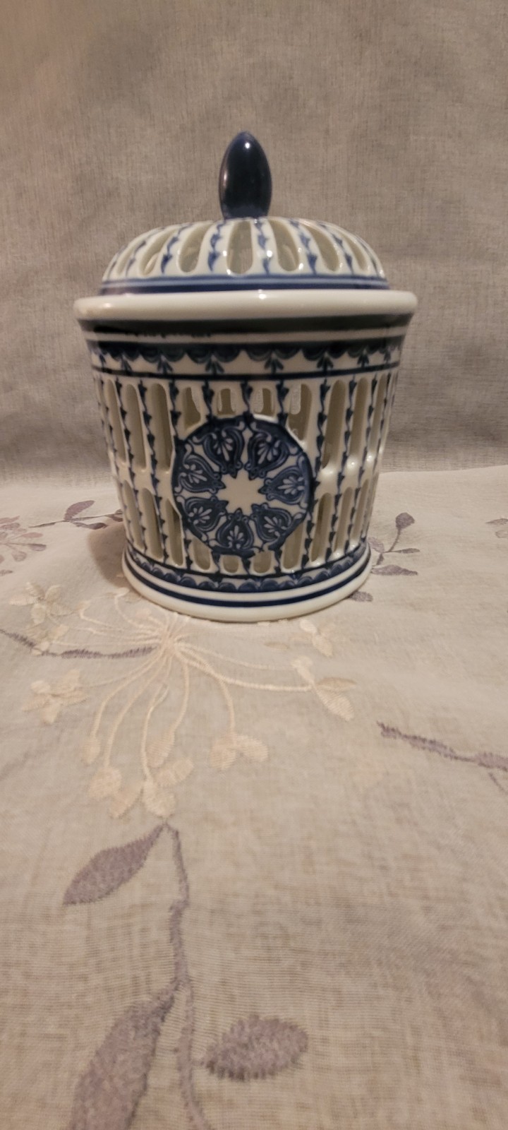Vintage Blue & White Asian Style Jar w/lid Vintage Blue & White Asian Style Jar w/lid