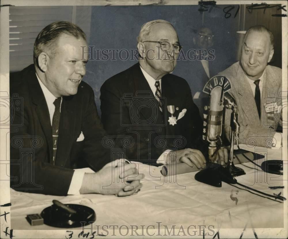 1955 Press Photo Former President Truman and officials at New Orleans news brief