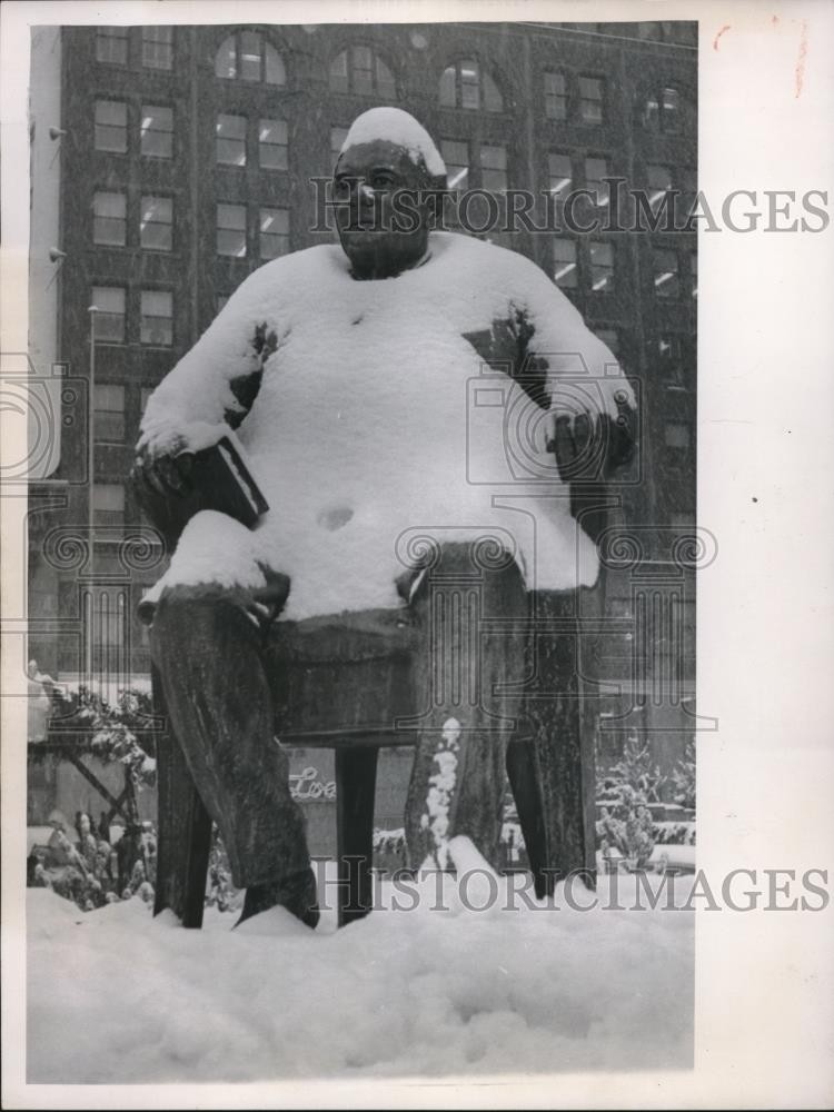 1958 Press Photo Tom Johnson Statue Covered in Snow Cleveland Ohio - nex13673 1958 Press Photo Tom Johnson Statue Covered in Snow Cleveland Ohio - nex13673