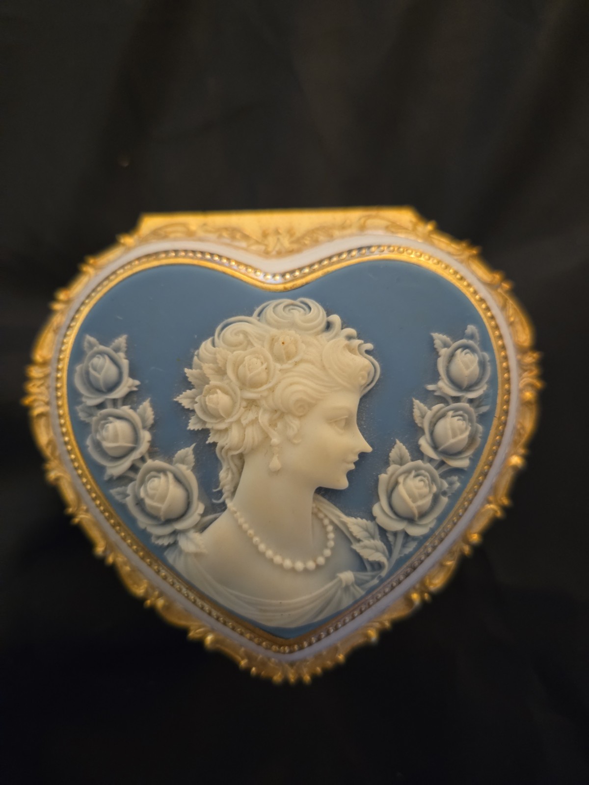 San Francisco Music Box Co Vintage heart-shaped Blue Cameo Roses plays San Francisco Music Box Co Vintage heart-shaped Blue Cameo Roses plays