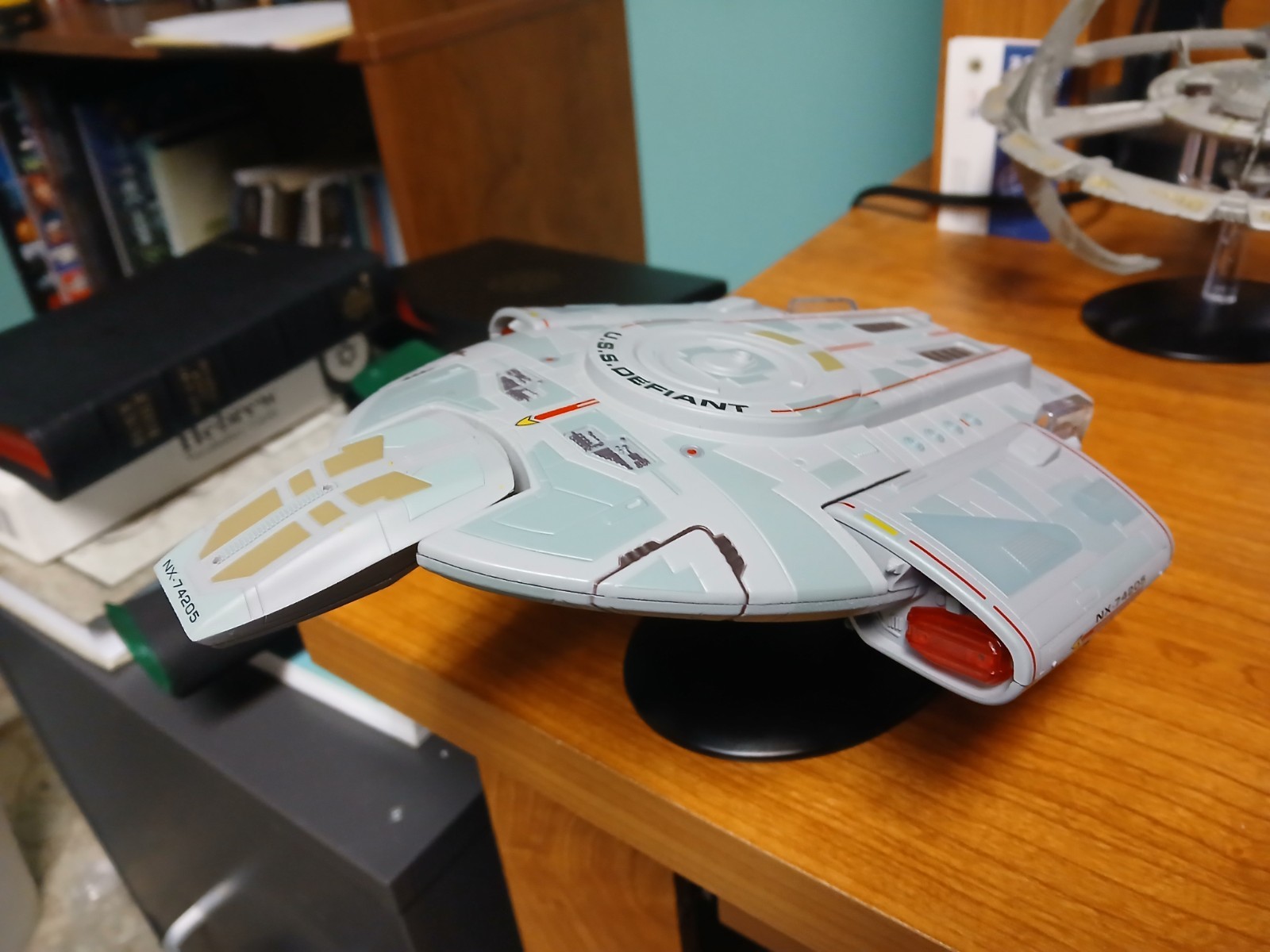 Eaglemoss Star Trek Starships Collection XL USS Defiant (No box or magazine)