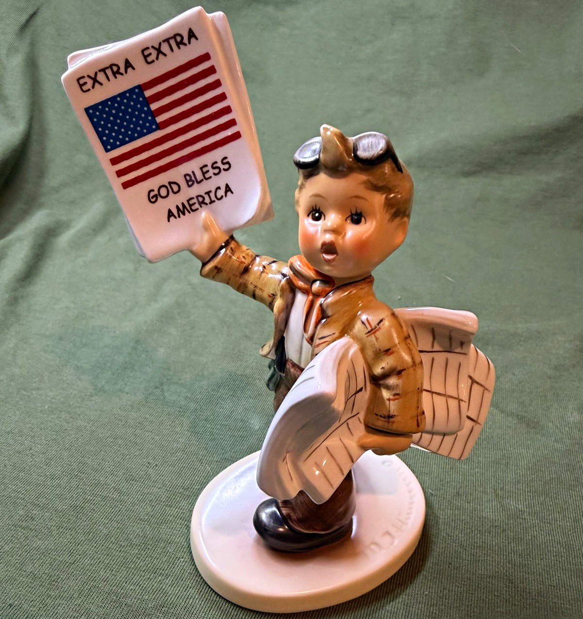 Goebel M.I. Hummel Porcelain Figurine First Issue 2001 God Bless Goebel M.I. Hummel Porcelain Figurine First Issue 2001 God Bless
