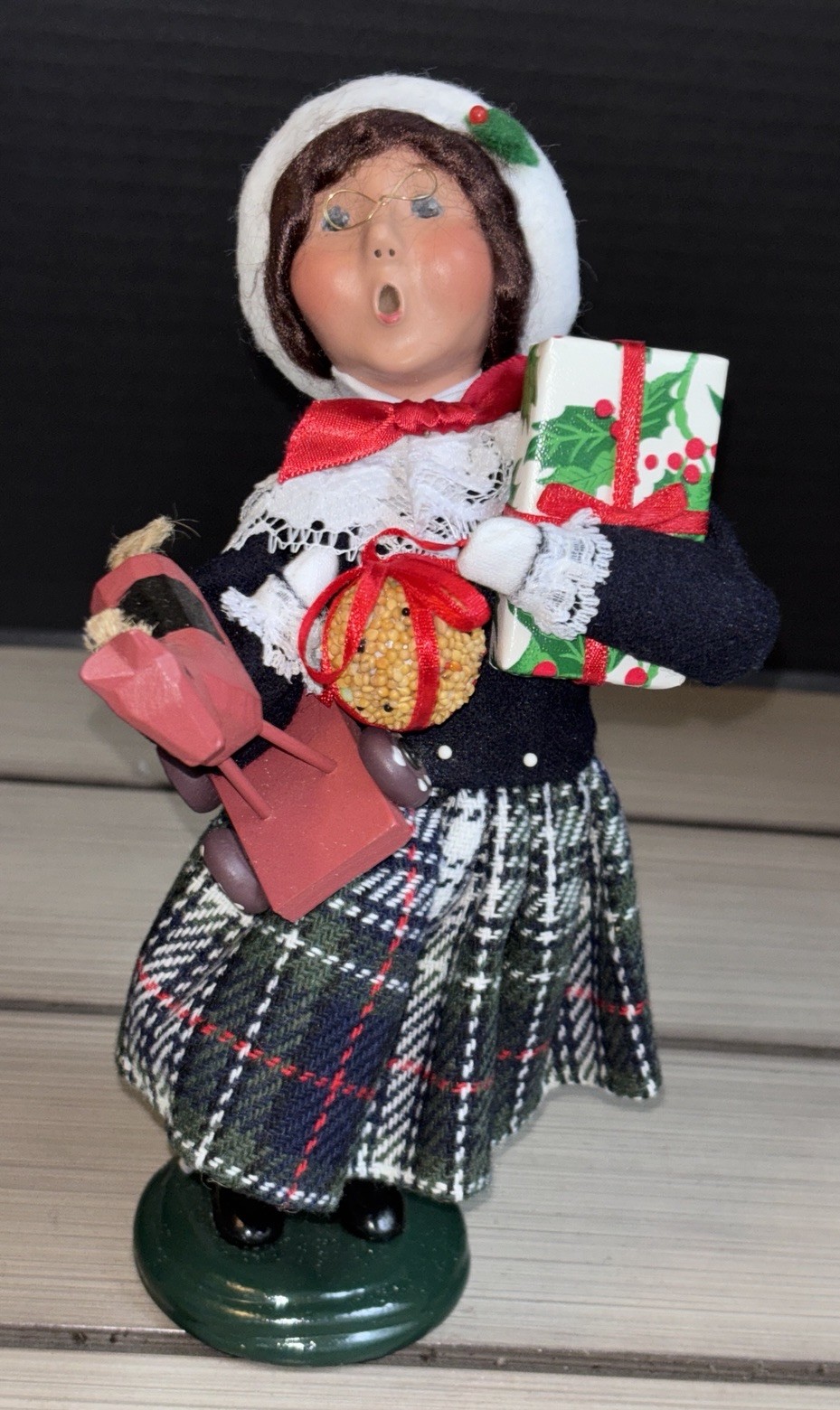 Vintage Byers Choice 2006 Carolers Woman With Gifts Traditional Shopper Vintage Byers Choice 2006 Carolers Woman With Gifts Traditional Shopper