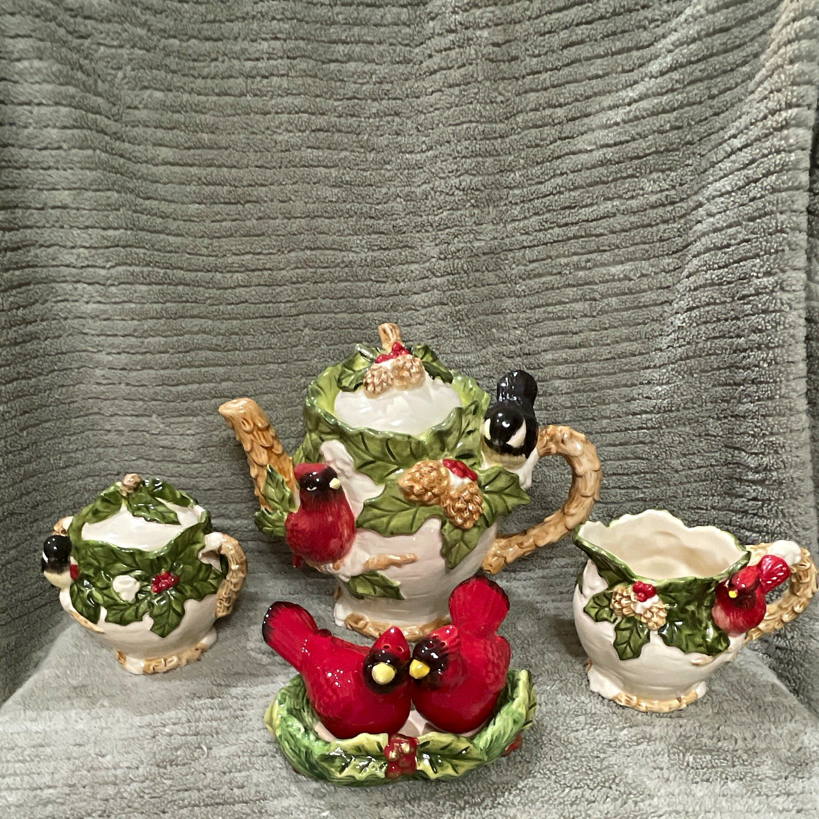 Cracker Barrel Cardinals Holly Ceramic Glazed Tea Set 5pc Teapot + Shakers