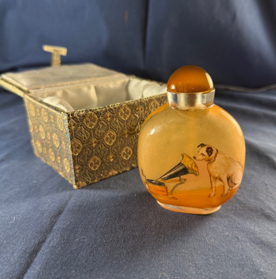 Nipper - Vintage Inside-Painted Glass Snuff Bottle - \ Nipper - Vintage Inside-Painted Glass Snuff Bottle - \