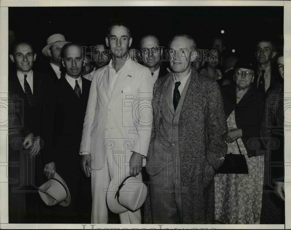 1934 Press Photo Upton Sinclair in Grey Overcoat Going to See President