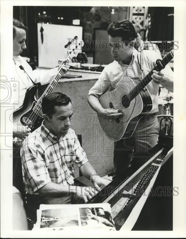 1968 Press Photo Up With People musicians- travel-based educational organization 1968 Press Photo Up With People musicians- travel-based educational organization